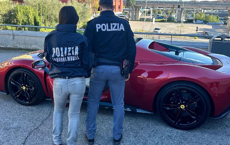 O tânără și-a cumpărat Ferrari de 165.000 de euro din Italia, l-a adus la Buziaș, dar poliția i-a confiscat mașina