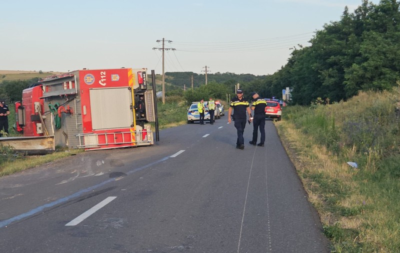 Doi pompieri din Vaslui, răniţi în misiune: autospeciala de stingere, implicată într-un accident, s-a răsturnat