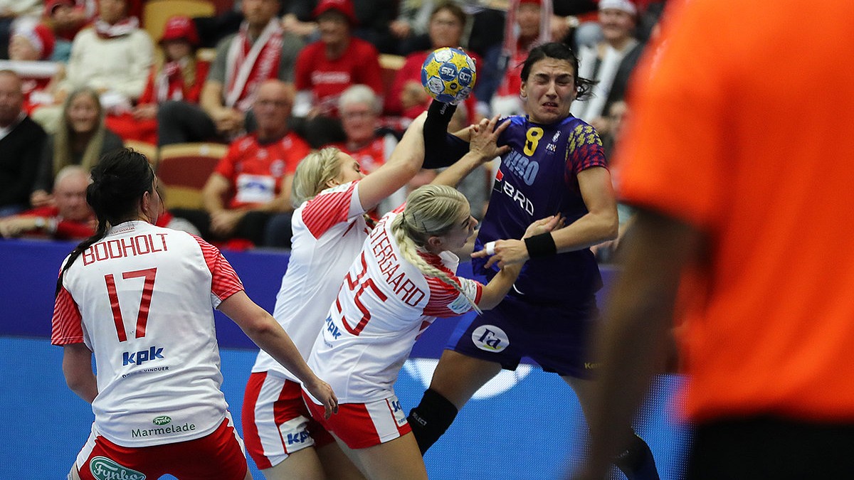 Cristina Neagu (în albastru), blocată de două jucătoare daneze în timpul meciului de la Euro 2016. (FOTO: http://swe2016.ehf-euro.com / Marius Ionescu)