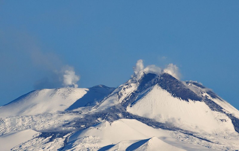 Imagini spectaculoase: Vulcanul Etna, acoperit acum de zăpadă, a erupt din nou | VIDEO