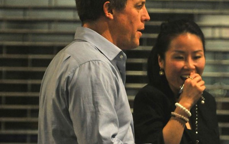 Foto | Ea este mama fetiței lui Hugh Grant!