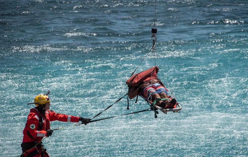 Un bărbat din Marea Britanie a fost salvat cu elicopterul, după ce a încercat să se cațere pe o stâncă doar cu mâinile goale