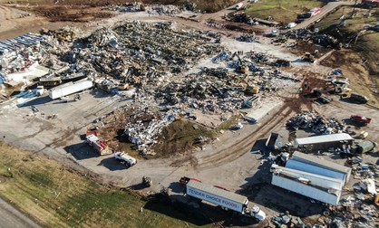 Așa arată acum fabrica de lumânări din Mayfield. Clădirea a fost distrusă complet de tornadă