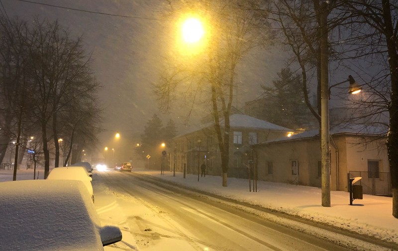 Prognoza meteo pentru intervalul 18-21 martie. Ne așteaptă ninsori, vânt și polei