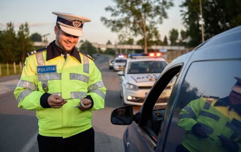 VIDEO | Un șofer indisciplinat în trafic a primit o lecție dură la polițiștii rutieri. “Educație cu forța. Ar fi trebuit...”