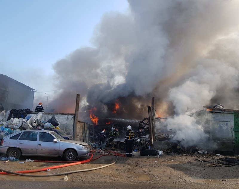 UPDATE / Incendiul de la REMAT Afumați a fost localizat! Mesajul RO-ALERT: fumul se îndreaptă spre București; oamenii sunt sfătuiți să stea în case! (FOTO & VIDEO)