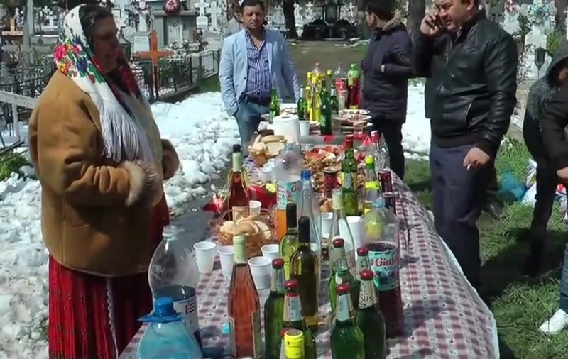 Au făcut grătar la cimitir. Pomana romilor cu mici și cârnați, printre morminte