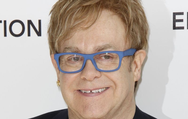 300 de perechi de ochelari pentru Elton John, la concertul din Bulgaria