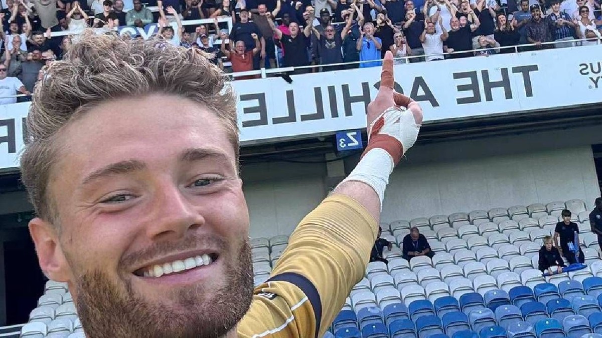 Lukas Jensen se bucură alături de suporterii lui Milwall