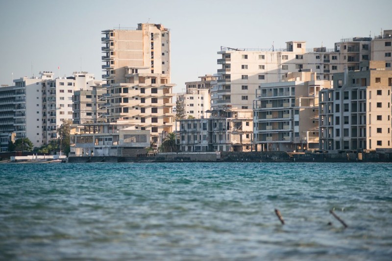 Orașul stațiune Varosha a fost abandonat după 1974. | Foto: 123rf.com