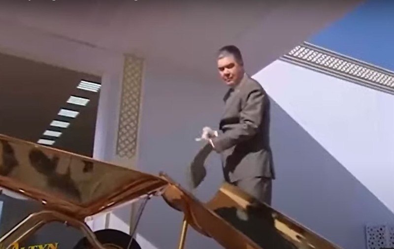 Președintele din Turkmenistan a inaugurat un șantier folosind o roabă și o lopată din aur