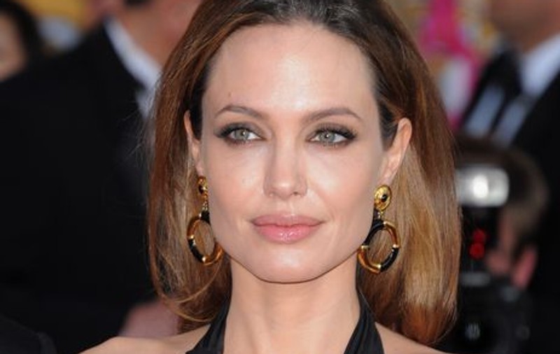 Angelina Jolie va juca rolul unei vrăjitoare