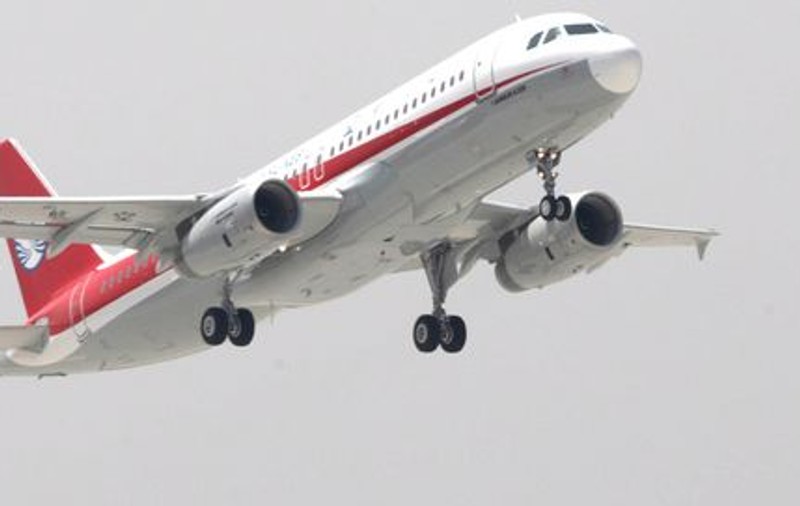Un Airbus a aterizat de urgenţă cu un motor în flăcări