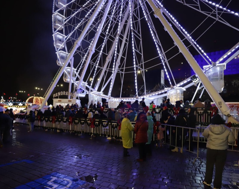 Cât costă să te dai șase minute în roata panoramică din Târgul de Crăciun din Piața Constituției. Cât costă și ce include un bilet VIP