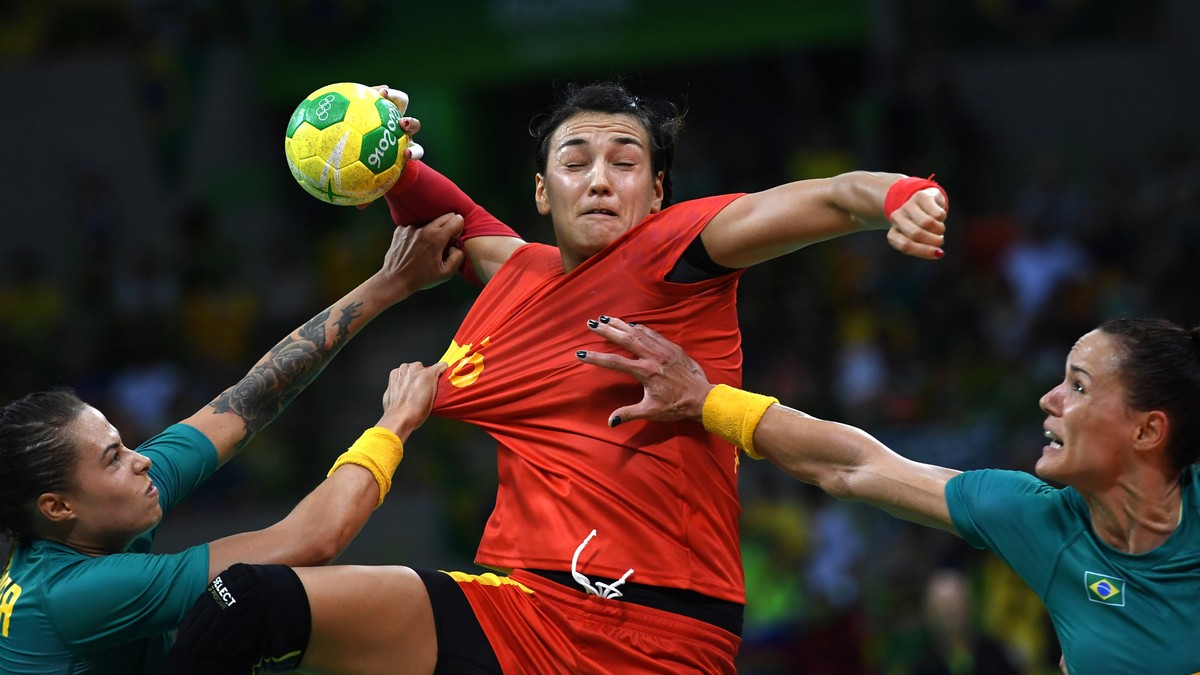 Cristina Neagu (la minge), încercând să arunce la poartă, în ciuda opoziției adversarelor. (FOTO: EPA)