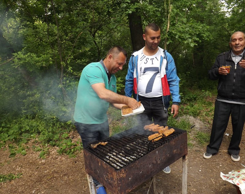 Grătarele de 1 Mai, amânate cu o zi! Gălățenii au luat azi cu asalt o pădure de la marginea orașului