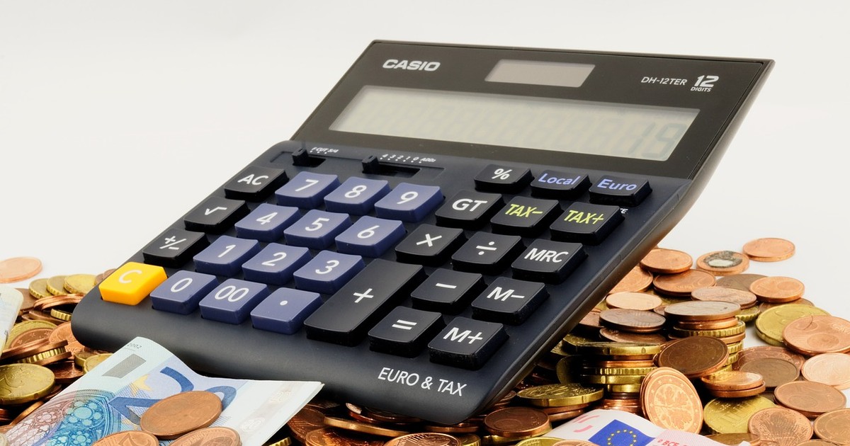 Comisia de Prognoză estimează că salariul mediu va ajunge la 3.085 lei în acest an. Calculator de bani