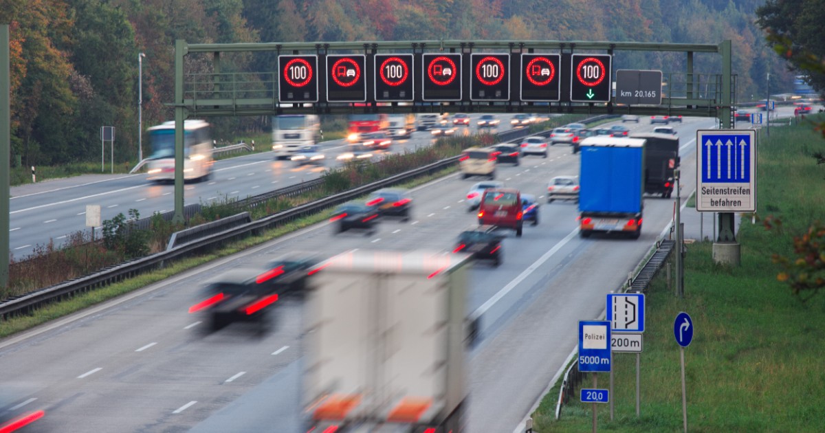 Imaginea prezintă traficul aglomerat pe o autostradă din Germania
