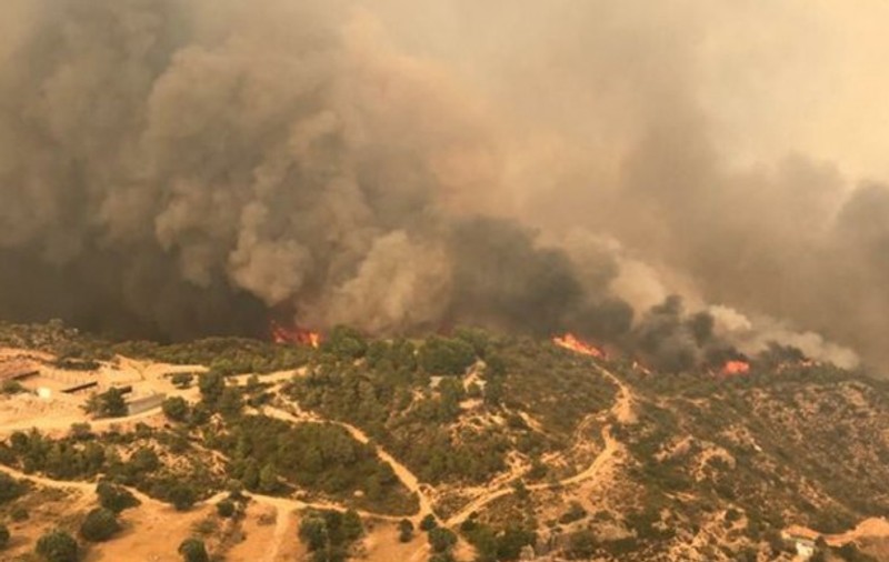 Un puternic incendiu de pădure a izbucnit în Catalonia. 20.000 de hectare de teren sunt în pericol (FOTO & VIDEO)
