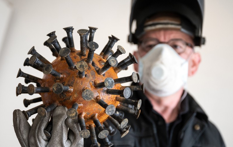 Un artist german a făcut o piesă în forma coronavirusului. Scoate la vânzare o serie limitată