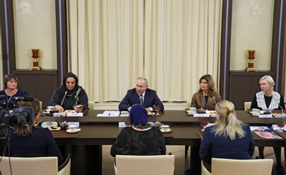Președintele rus Vladimir Putin s-a întâlnit cu mamele militarilor ruși care participă la operațiunea militară specială din Ucraina | Foto: EPA
