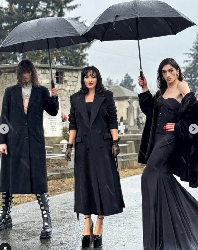 Ana Morodan s-a pozat în cimitir: „Am venit să-mi îngrop trecutul”. Ce reacții a primit de la fani la imaginile postate
