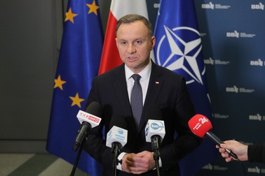 Președintele polonez Andrzej Duda face declarații la finalul reuniunii de urgență a conducerii poloneze Foto: EPA