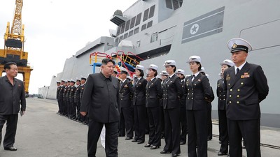 Kim Jong-un (în centrul imaginii), la bordul distrugătorului Choe Hyon Foto: Profimedia