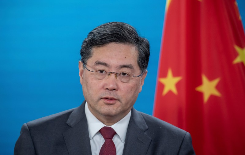 Ministrul chinez de externe Qin Gang, care nu a mai fost văzut în public de o lună, a fost revocat din funcție
