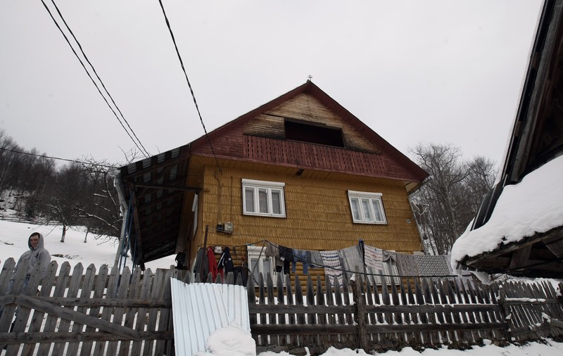 Reportaj exclusiv din singurul sat din Europa unde 16 familii trăiesc cel mai aproape de cer: ”Locuim în România,  dar nu știe nimeni de noi”
