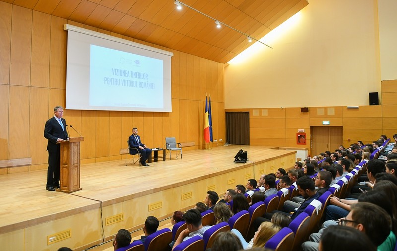 Klaus Iohannis, în discuții cu tinerii din Bacău: ”Recunosc, cu clasa m-am descurcat; Cu președinția, rămâne să vedem ce se spune după”