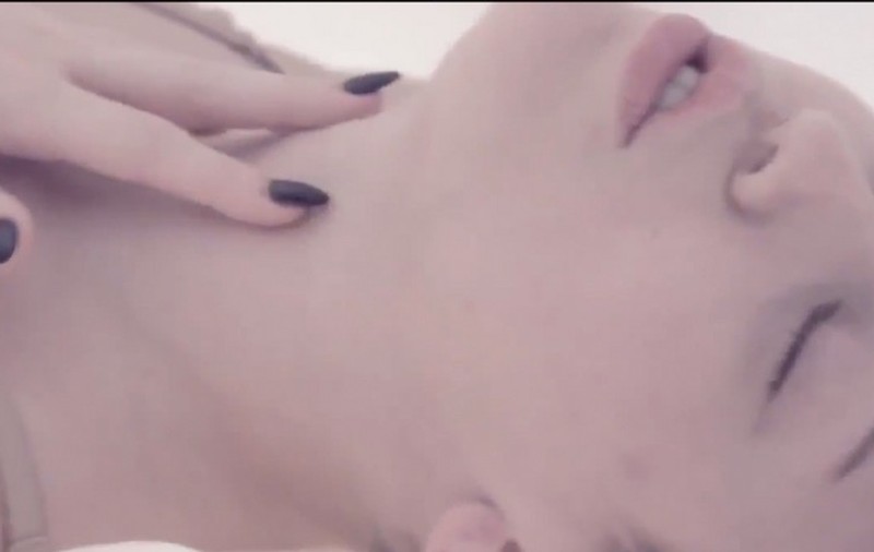 A REUŞIT SĂ ŞOCHEZE DIN NOU! Iat-o pe Miley Cyrus cum ÎŞI PROVOACĂ PLĂCERE cu MÂNGÂIERI LASCIVE! VIDEO & FOTO