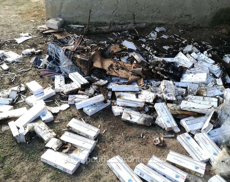 Botoșănean prins de polițiștii de frontieră în timp ce ardea țigări de contrabandă (VIDEO)
