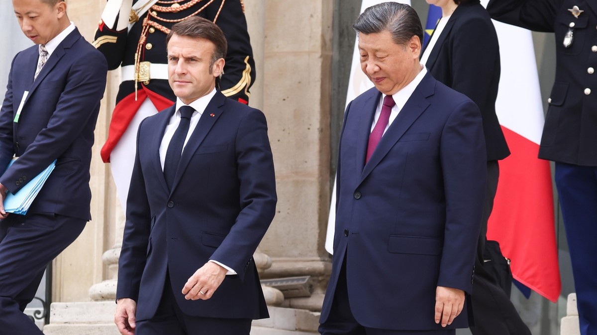 Xi Jinping (dreapta), primit de Emmanuel Macron la Palatul Elysee Foto: Profimedia