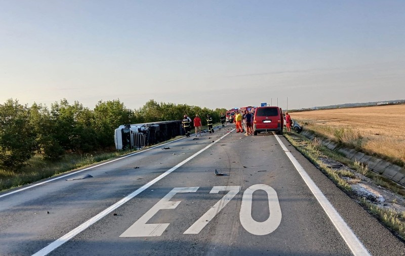 Un om a murit și alți doi au fost răniți, la Remetea Mare, în Timiș, după ce un autoturism şi două TIR-uri s-au izbit violent