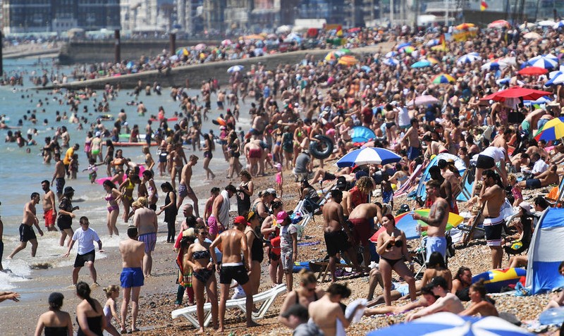 Plajele din Marea Britanie au devenit neîncăpătoare pentru oameni | Foto: EPA