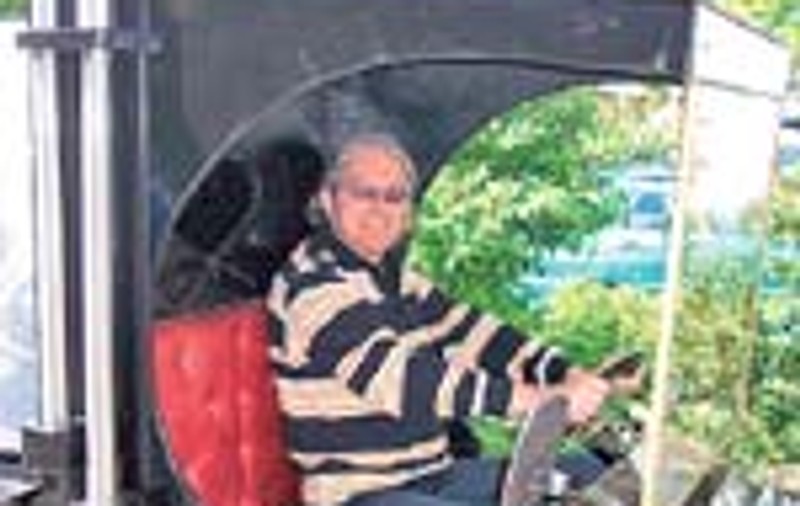DUCU BERTZI A SERVIT BERE DINTR-O MASINA DE EPOCA