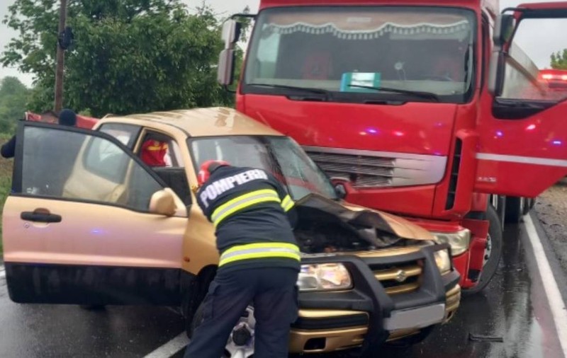 O mașină a fost strivită de un camion în Bihor, șoferul autoturismului a rămas încarcerat. Traficul, blocat la Sarcău