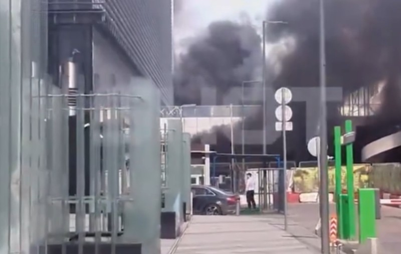 Alertă la Moscova după ce o mașină a sărit în aer în parcarea unui mall de lux, provocând un incendiu puternic I VIDEO   
