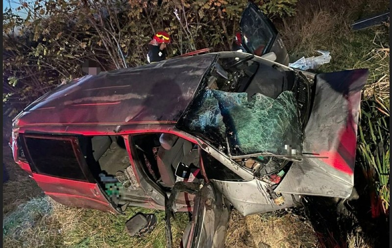 Doi oameni au murit după ce mașina în care se aflau s-a răsturnat. Alte patru persoane, la spital, în Giurgiu