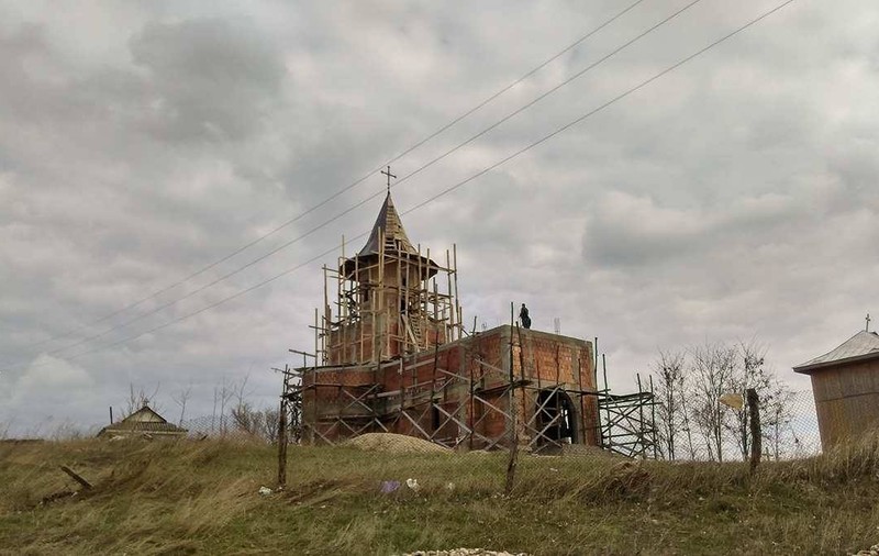 Un bărbat a căzut de pe turla bisericii
