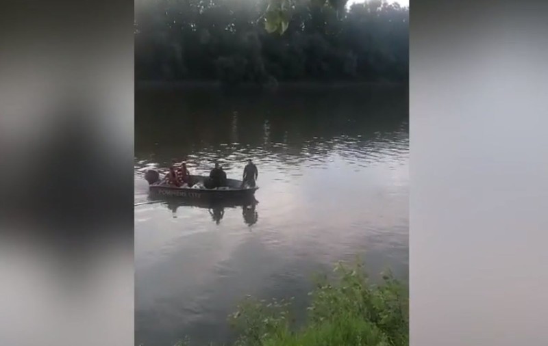 Cei doi bărbați căutați de scafandri, după ce mașina în care se aflau a plonjat în Dunăre, găsiți morți