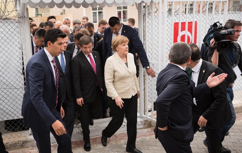 Cancelarul german și președintele Consiliului European au vizitat o tabără de refugiați din Turcia
