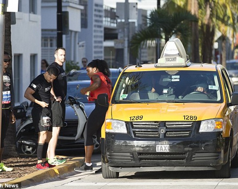 Serena Williams a trecut linia de sosire într-un taxi la un cros de 5 km pe care l-a organizat / VIDEO