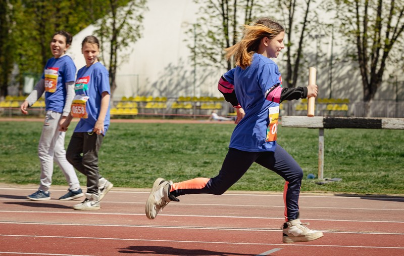 100 de elevi cu și fără dizabilități intelectuale au alergat la un campionat de atletism din București. „Persoanele diferite există, nu sunt în afara societății”