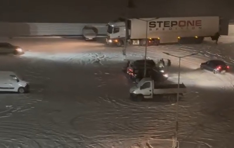 Drifturi pe zăpadă în parcare la Lidl. Un șofer cu Logan a intrat direct într-un TIR care descărca marfă, la Buzău