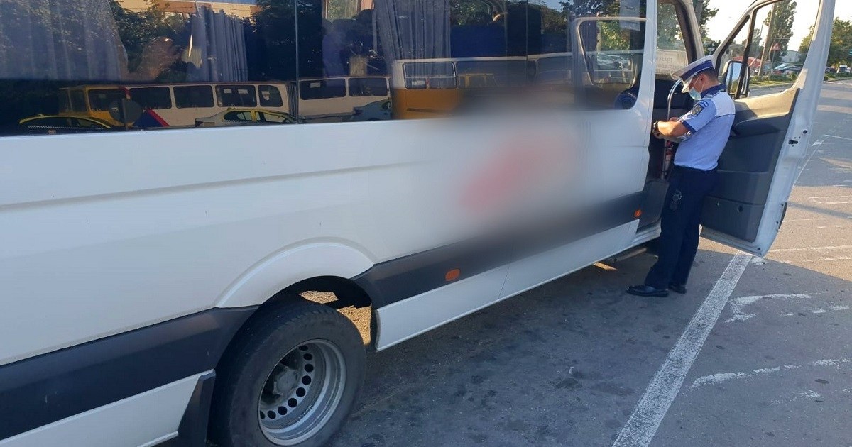 40 de oameni, înghesuiți precum sardinele într-un microbuz de marfă