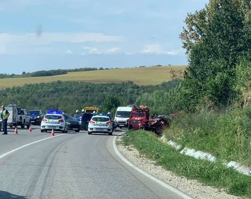 Șoferiță română, între cei trei morți din accidentul cu două Dacii de pe o șosea din Bulgaria, tranzitată de mii de turiști români
