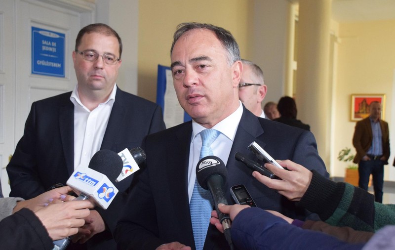 Tăriceanu, faţă în faţă cu primarul Florea, care cerea anchetă socială pentru cei care vor să facă copii pentru alocaţie