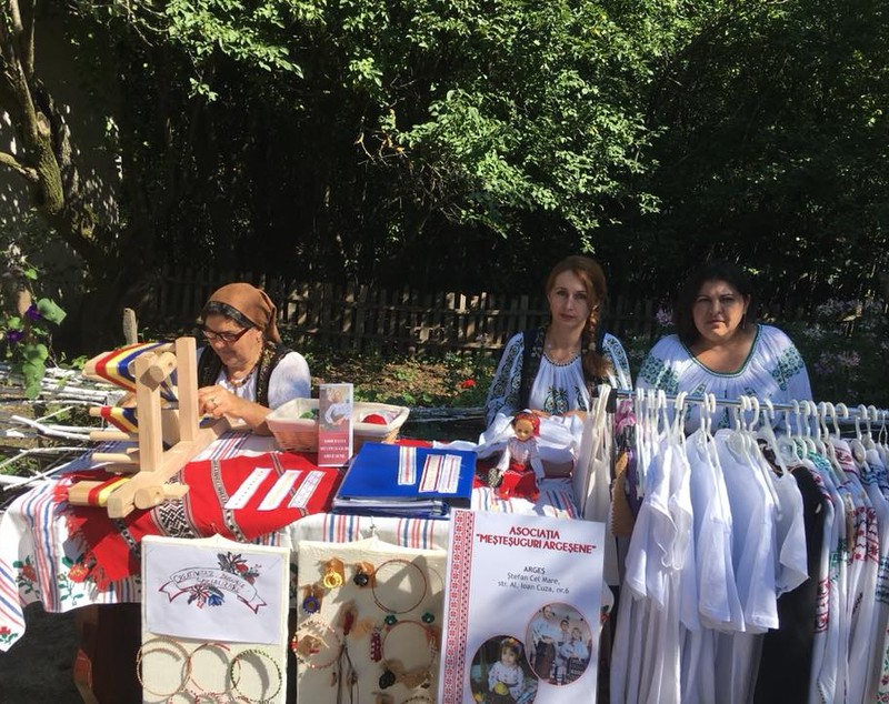 VIDEO/ Femei la război! Scutură praful de pe o tradiție veche și ”aruncă în luptă” costumul popular